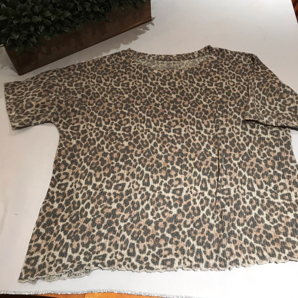 American Eagle Waffle-knit leopard tee